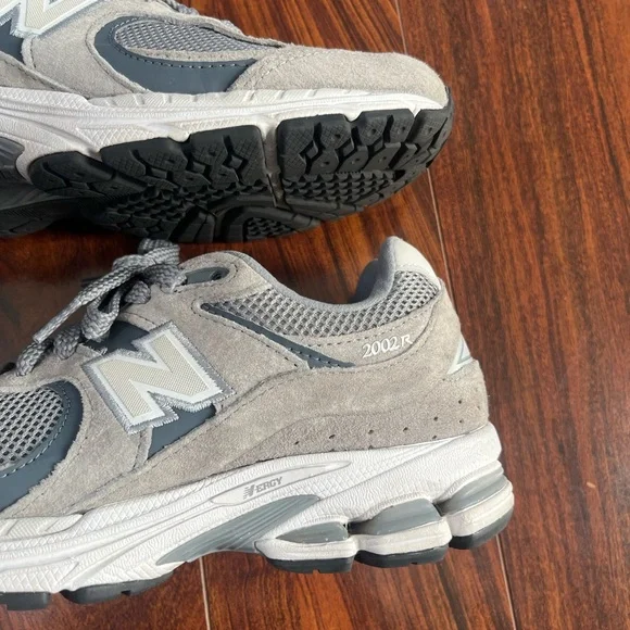 New Balance Gray 2002R Sneakers - Picture 6 of 7